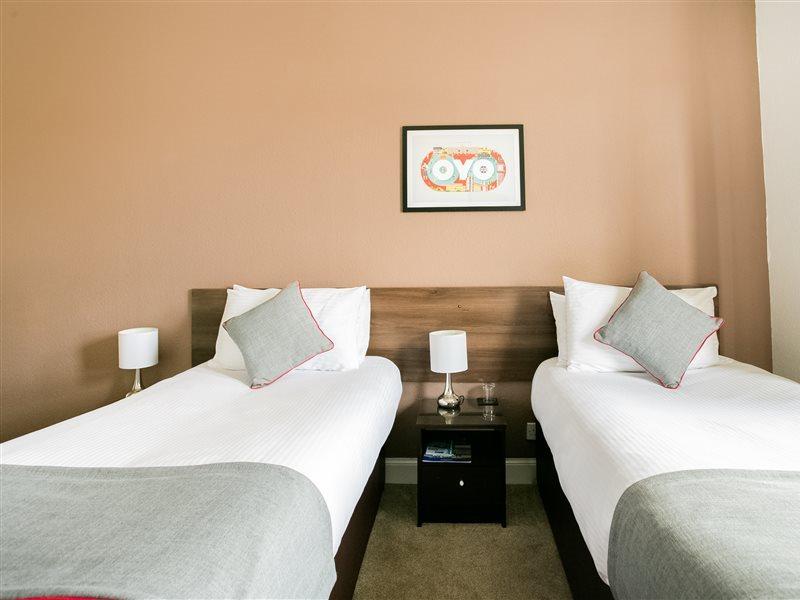 Corner Hotel Карноусті Екстер'єр фото